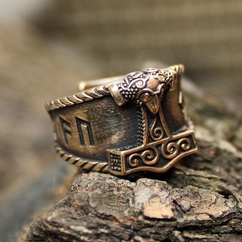 Stunning Viking ring featuring the iconic Mjolnir hammer