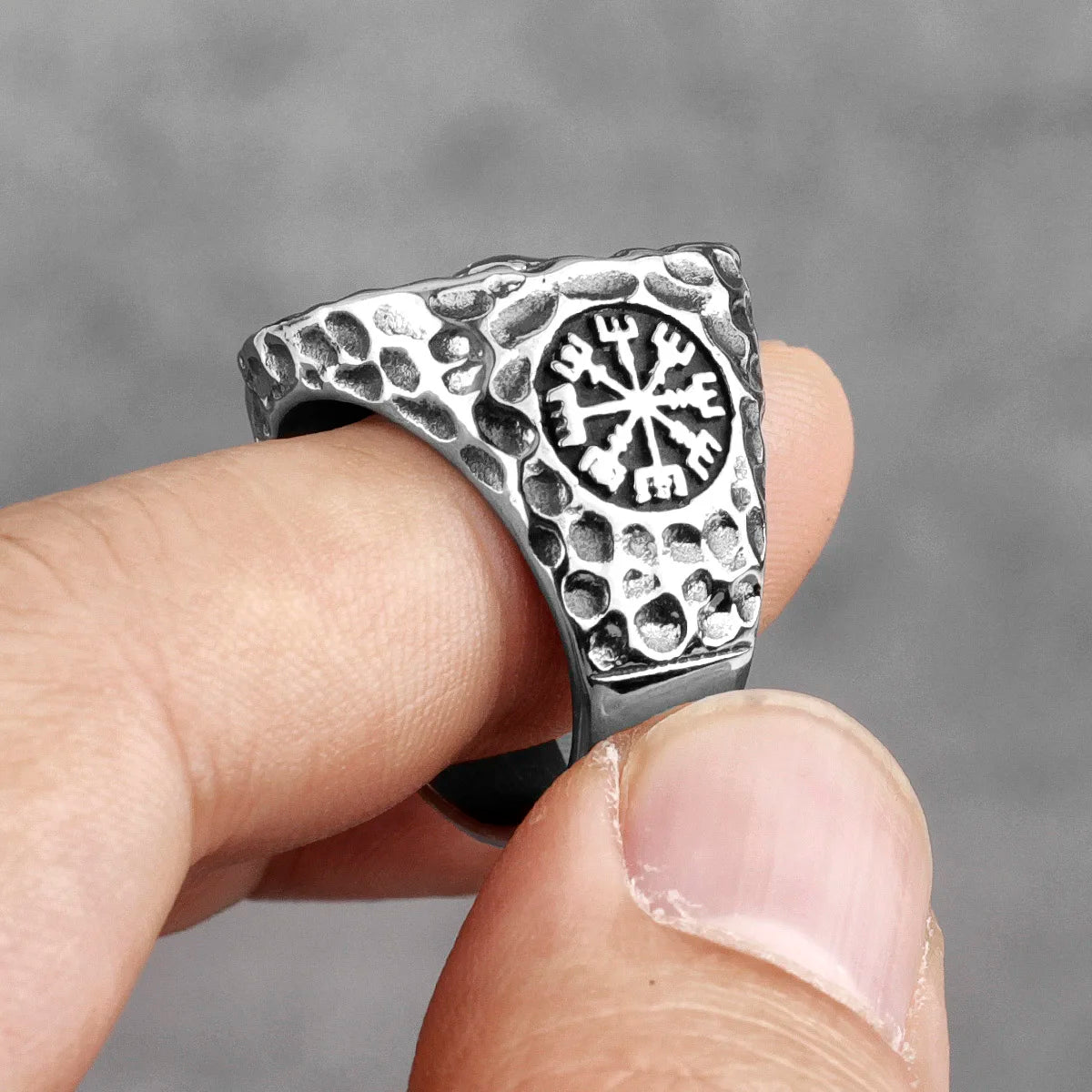 Embrace the Power of the Norse Gods with this Viking Valknut Ring